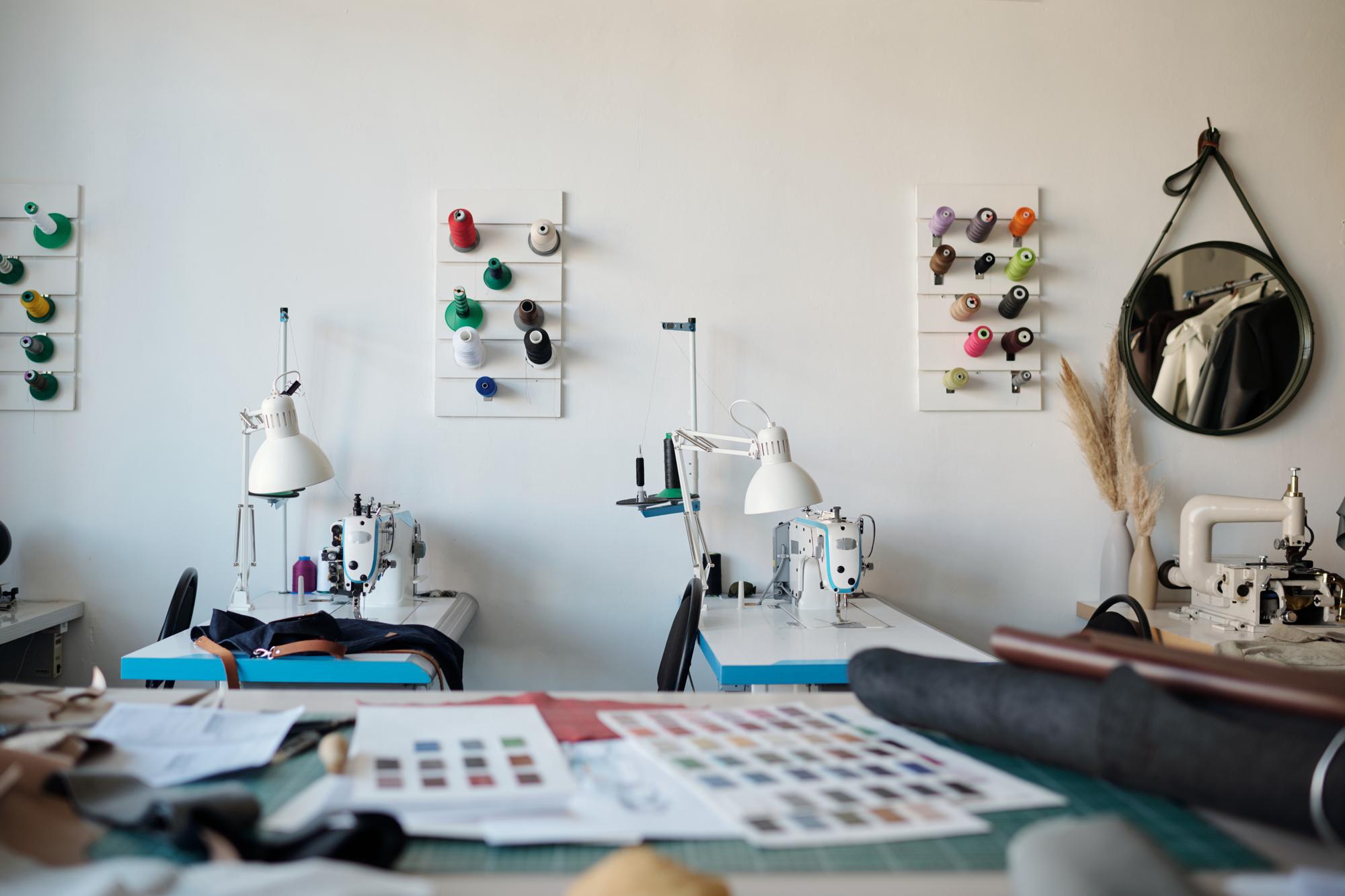 Interno del laboratorio con postazione di ricamo